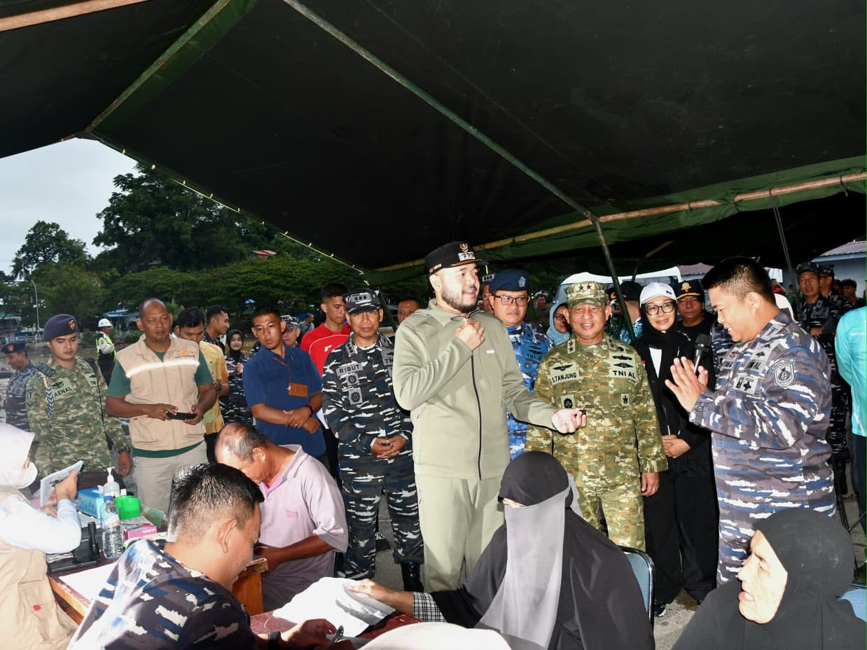 fadly-amran-perkuat-sinergi-dengan-kodaeral-ii,-bakti-sosial-hjk-padang-bagikan-sembako-dan-layani-kesehatan-gratis