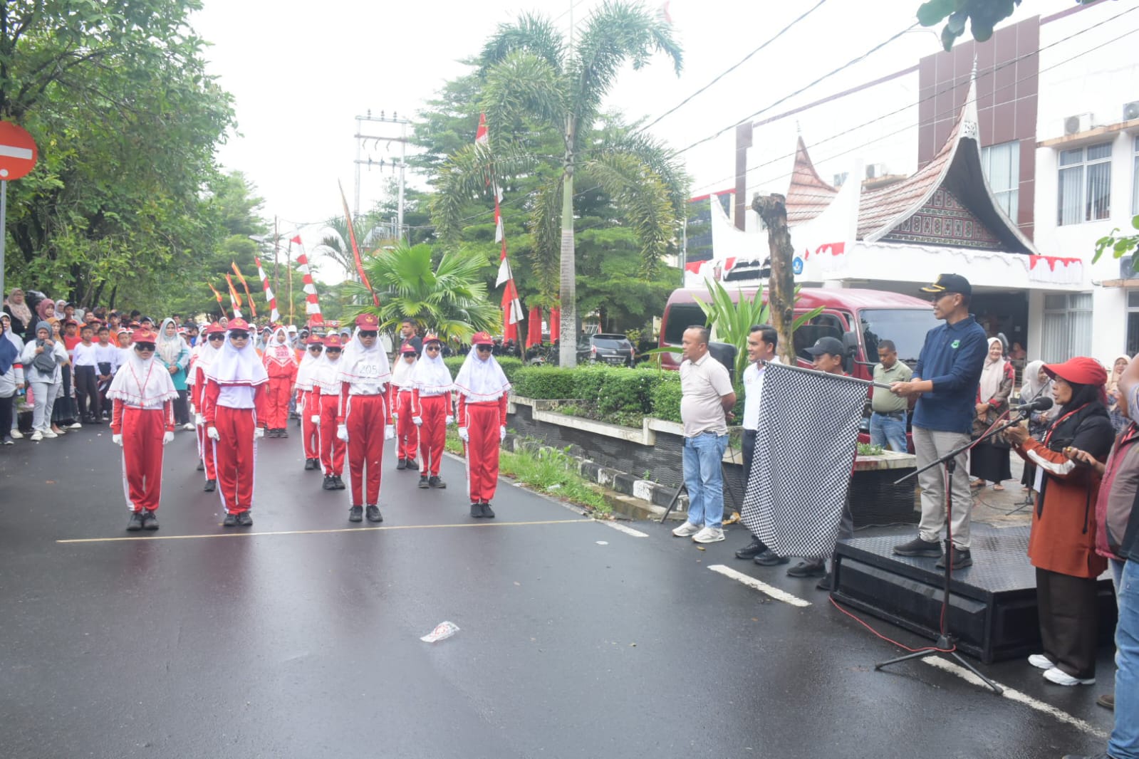 semarakkan-hut-ke-81-ri,-bupati-agam-lepas-171-regu-gerak-jalan-tepat-waktu