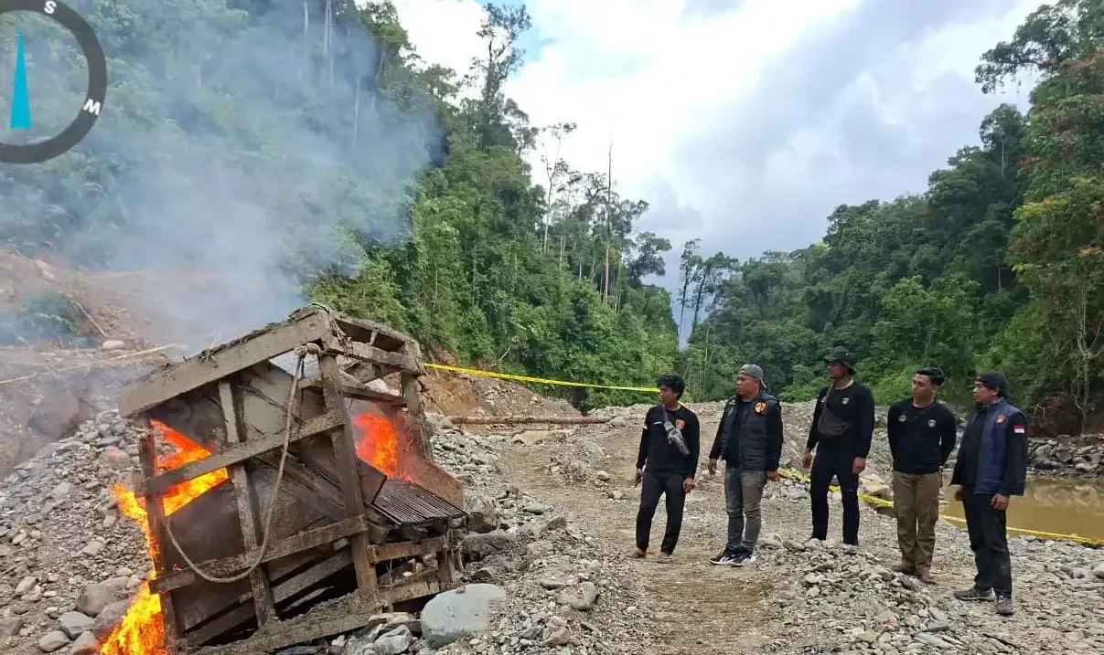 polres-solok-selatan-musnahkan-peralatan-tambang-emas-ilegal-di-sungai-bangko