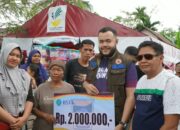 terdampak-banjir,-fadly-amran-salurkan-bantuan-rp2-juta-per-rumah