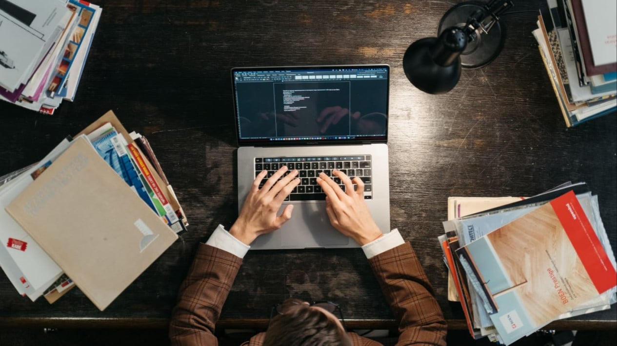 5-laptop-terbaik-untuk-awal-karier,-cara-memilih-perangkat-yang-mengikuti-perkembangan-pekerjaan-hingga-bertahun-tahun