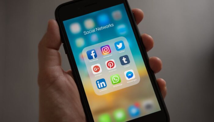 Dua Ponsel Rp1 Jutaan yang Tingkatkan Produktivitas Kerja Social Media Specialist