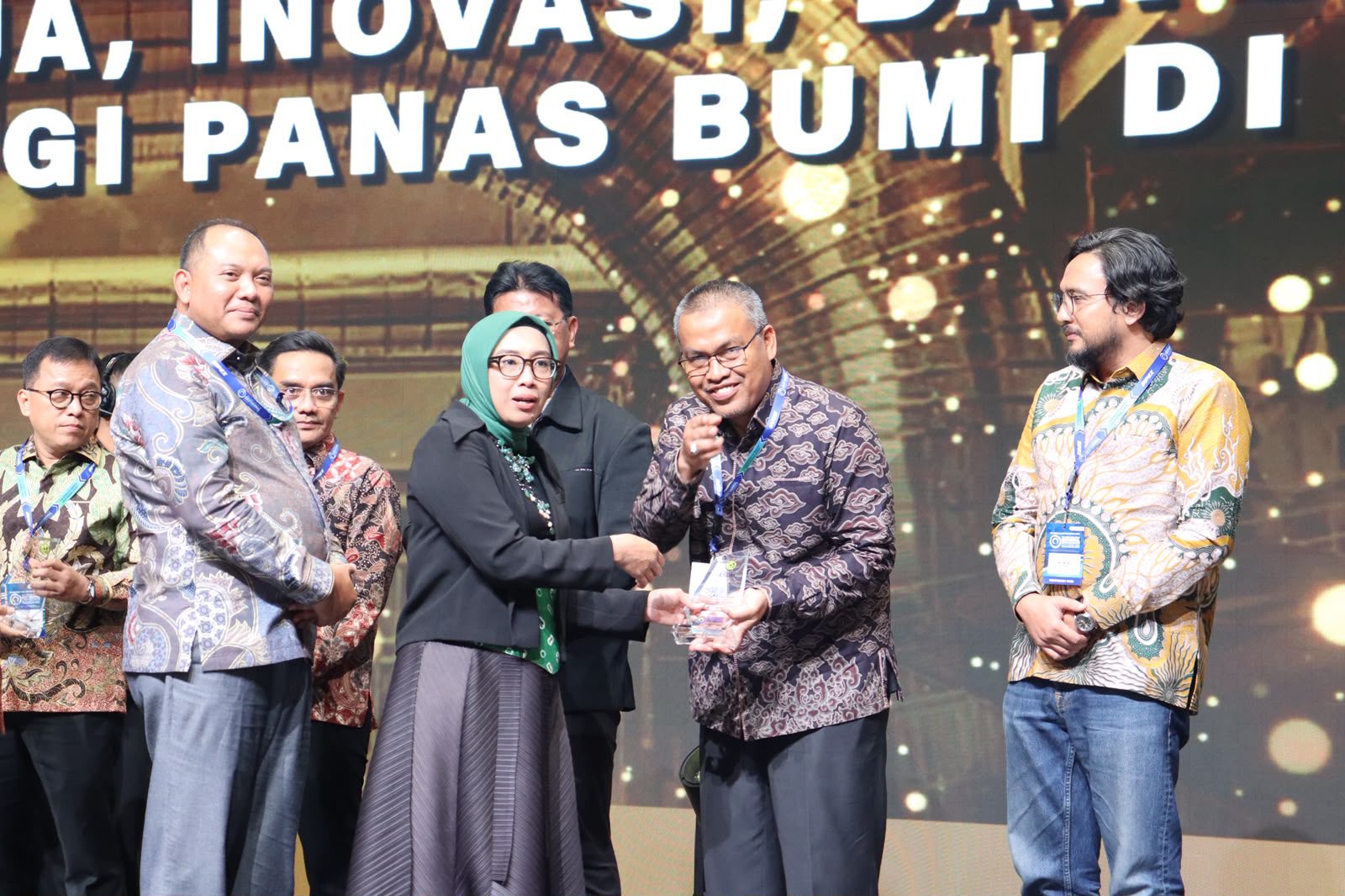 pemprov-sumbar-raih-penghargaan-pendukung-investasi-panas-bumi-dari-kementerian-esdm