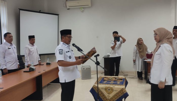 Bupati Welly Suhery Lantik Silfia Evayanti Perkuat Pengawasan Perumda Tirta Saiyo