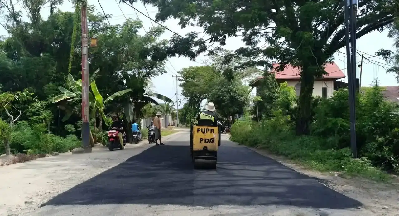 dinas-pupr-padang-gencar-lakukan-patching-jalan-demi-kenyamanan-warga