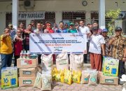 petani-terdampak-banjir-di-padang-dapat-bantuan-rp100-juta-dari-pupuk-kaltim