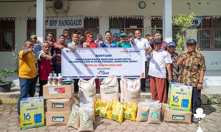 petani-terdampak-banjir-di-padang-dapat-bantuan-rp100-juta-dari-pupuk-kaltim