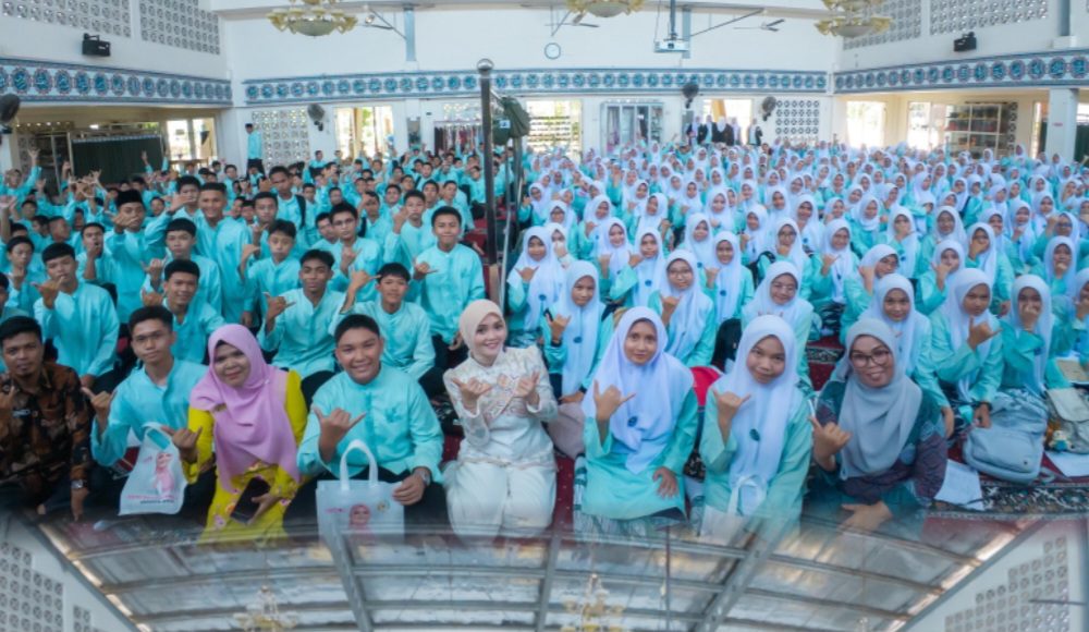 kembali-ke-almamater,-senator-muda-cerint-iralloza-tasya-inspirasi-ratusan-siswa-sman-1-padang