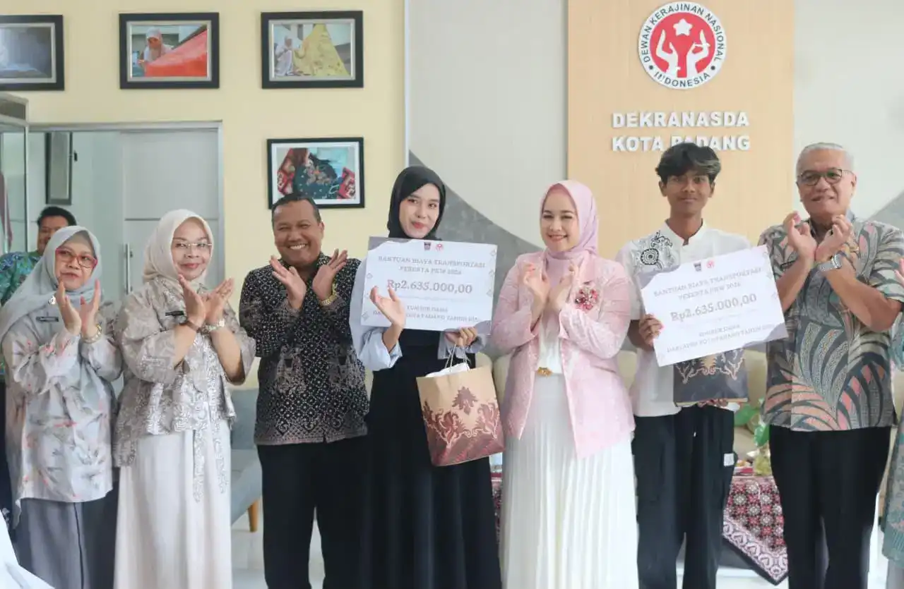 dorong-kemandirian-ekonomi,-dekranasda-padang-resmi-tutup-pelatihan-membatik-2026