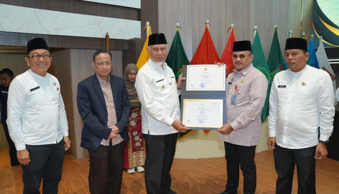 Mahyeldi Serahkan Sertifikat WBTBI, Ajak Masyarakat Lestarikan Warisan Budaya Daerah