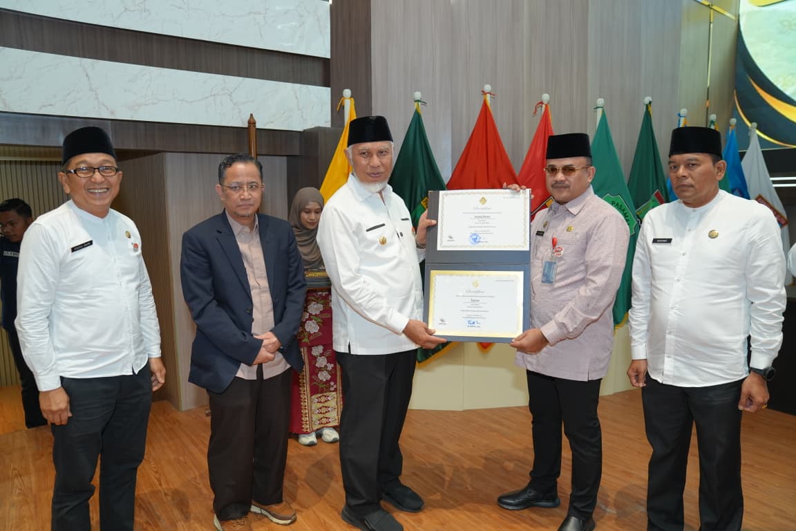 serahkan-16-sertifikat-wbtbi,-mahyeldi:-budaya-harus-dijaga-dan-dipraktikkan