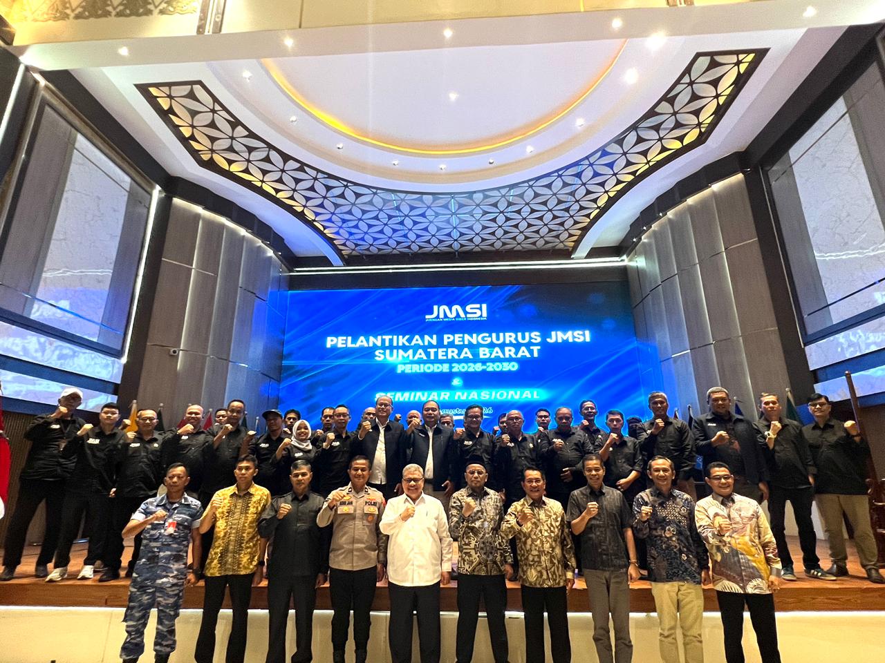 pelantikan-jmsi-sumbar-2026:-perkuat-barisan-media-siber,-lima-tokoh-raih-jmsi-awards