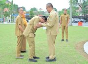 sekdaprov-sumbar-berikan-penghargaan-kepada-asn-sekretariat-daerah-berprestasi