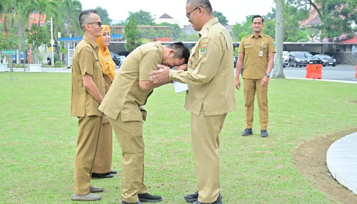 Sekdaprov Sumbar Berikan Penghargaan kepada ASN Berprestasi di Lingkungan Pemprov