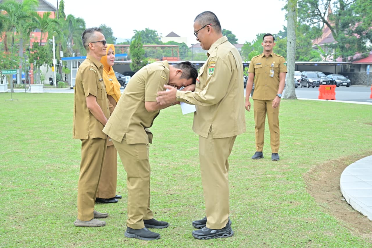 sekdaprov-sumbar-berikan-penghargaan-kepada-asn-sekretariat-daerah-berprestasi