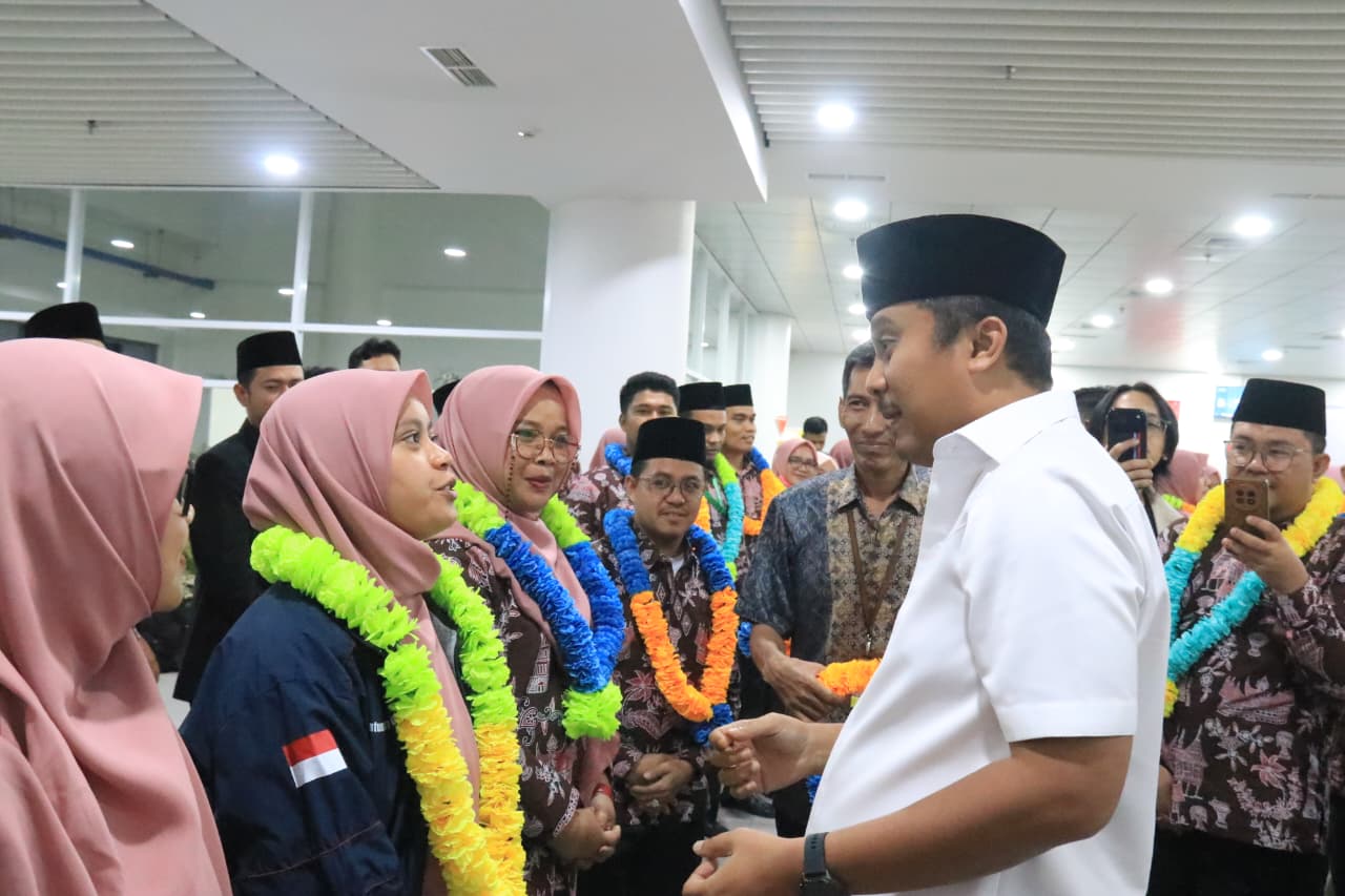 tiga-kali-berturut-turut-juara-umum-mtq-korpri,-kepulangan-kafilah-sumbar-disambut-wagub-vasko-di-bim