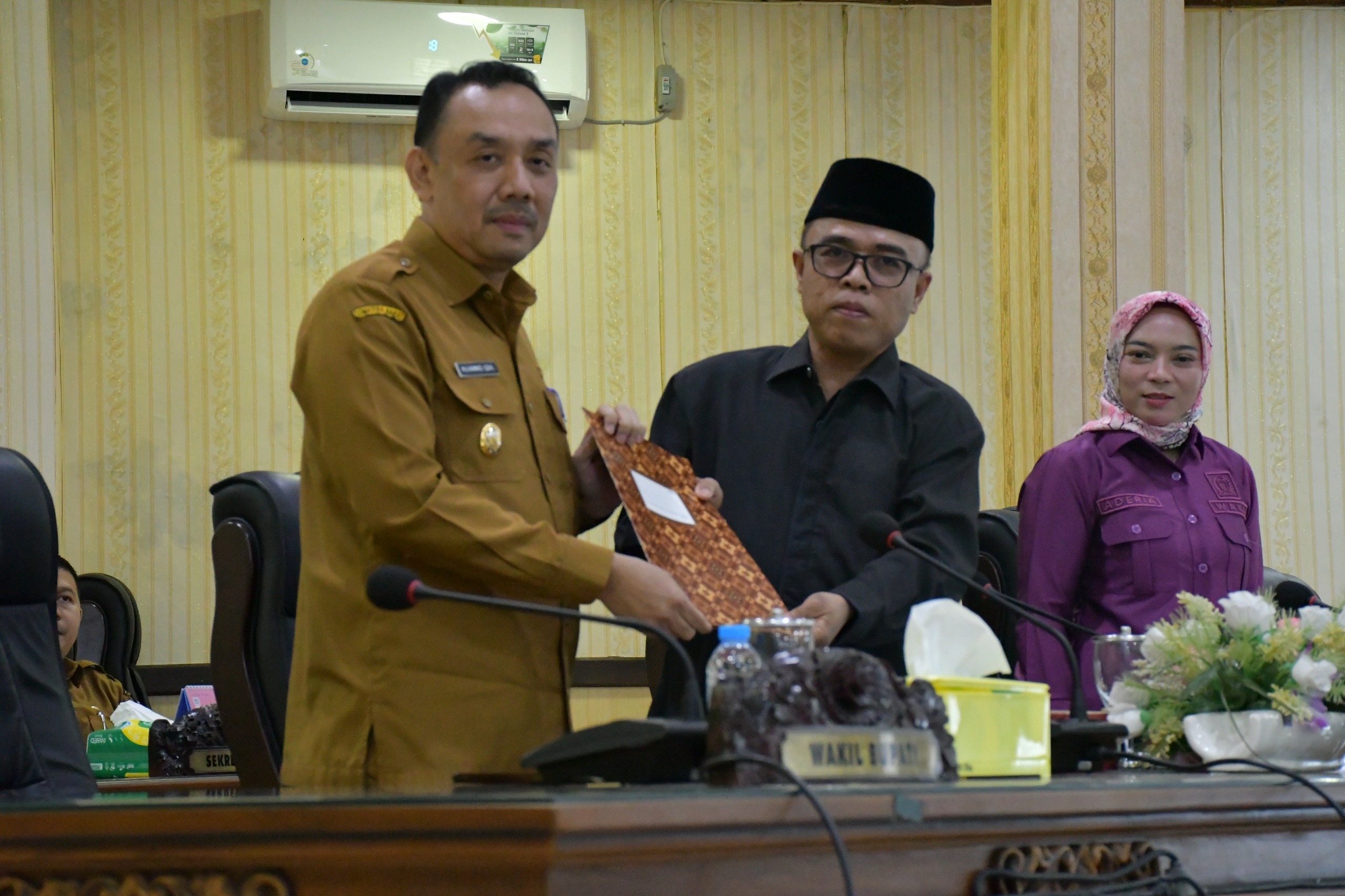 wakil-bupati-agam-hadiri-paripurna-penyampaian-nota-penjelasan-ranperda-pelayanan-publik