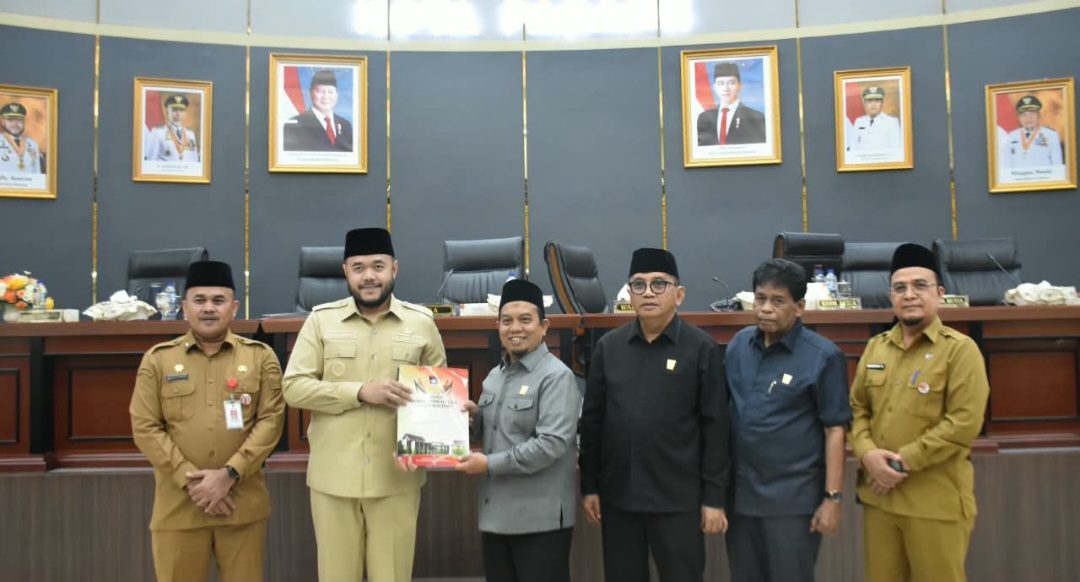 muharlion-pimpin-rapat-paripurna-dprd-padang,-masa-sidang-iii-ditutup-dan-masa-sidang-i-2026-dibuka