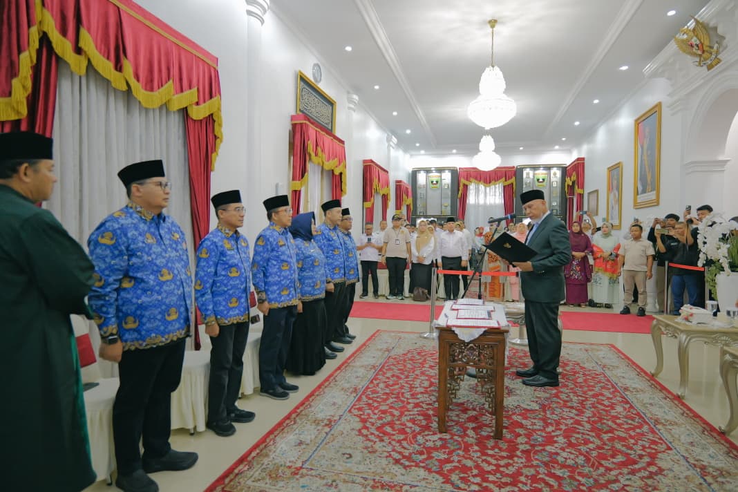 lantik-enam-pejabat-eselon-2,-gubernur-mahyeldi:-pejabat-harus-hadir-menjawab-persoalan-masyarakat