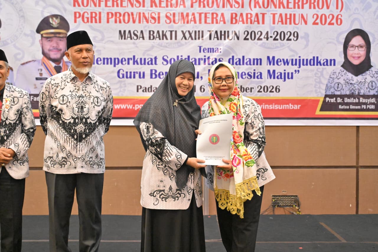 kukuhkan-ibunda-guru-pgri-sumbar,-mahyeldi-tekankan-kompetensi-dan-perlindungan-guru