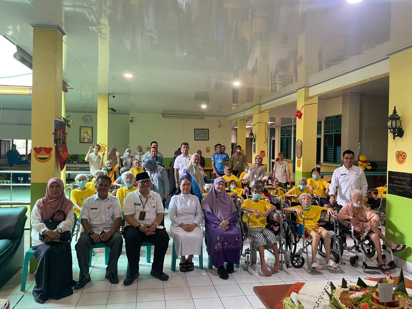 hangat-dan-penuh-kebersamaan,-harneli-mahyeldi-rayakan-hari-jadi-sumbar-bersama-penghuni-panti-jompo
