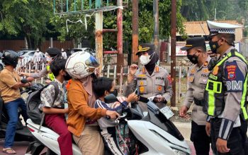 Polwan Polda Sumbar Bagikan Masker kepada Pengguna Jalan di Padang