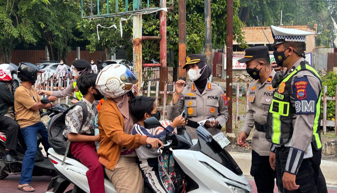 wujud-kepedulian-terhadap-masyarakat,-polda-sumbar-bagikan-masker-terkait-kabut-asap