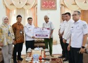 bupati-agam-salurkan-santunan-untuk-10-korban-petir-dan-longsor