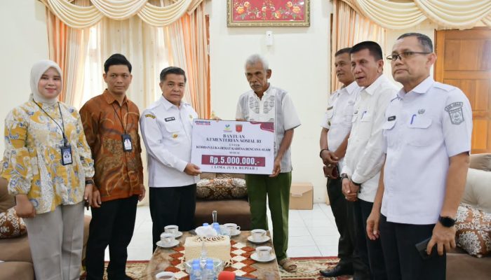 Pemkab Agam Salurkan Santunan Kemensos bagi Sepuluh Korban Bencana Alam