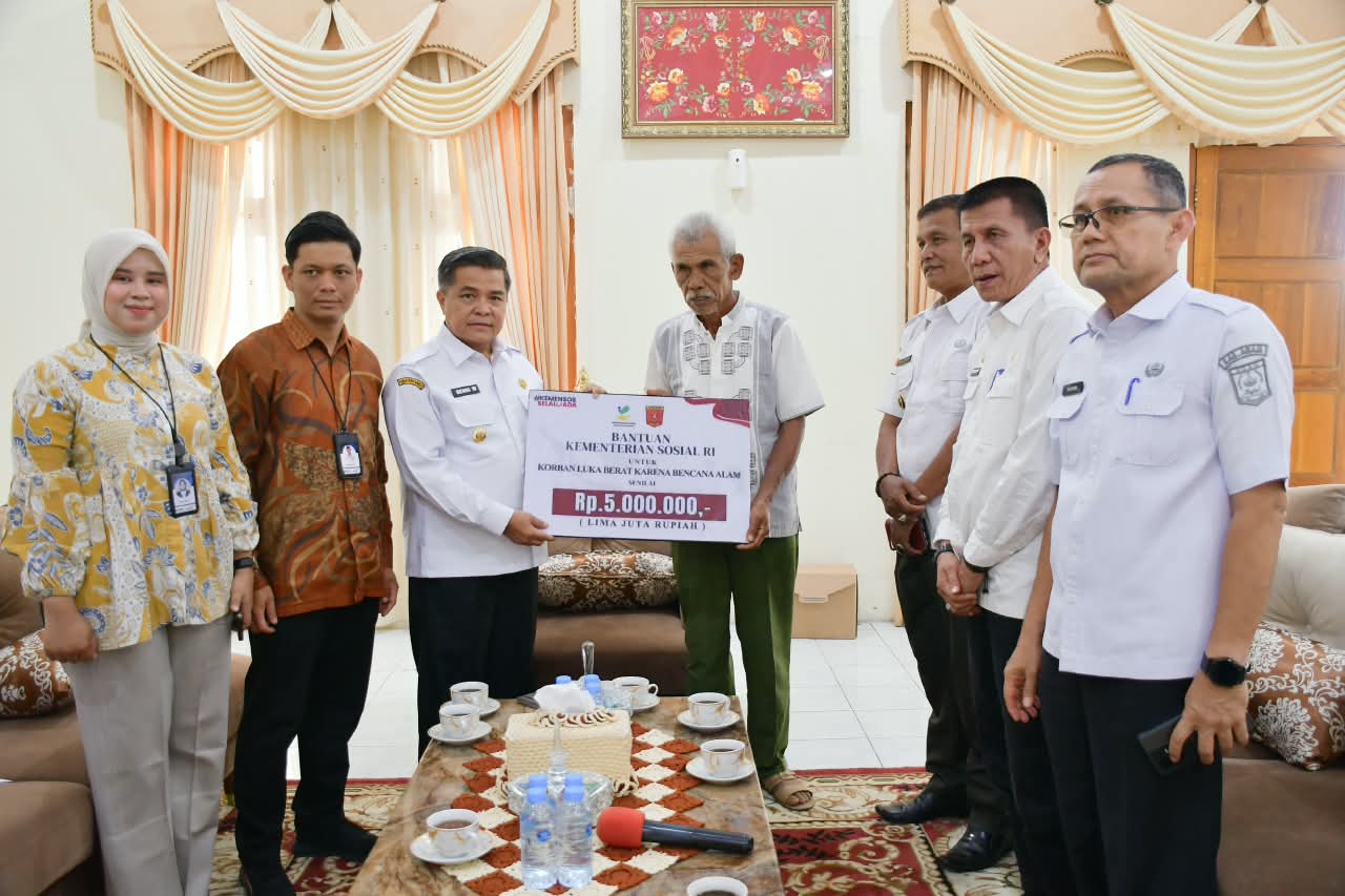 bupati-agam-salurkan-santunan-untuk-10-korban-petir-dan-longsor