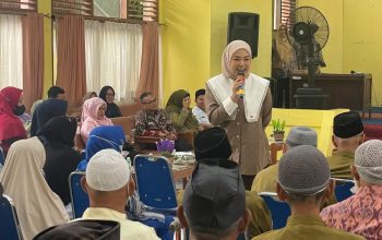 Rayakan Hari Jadi Sumbar, Dianita Maulin Vasko Kunjungi Lansia di Sicincin