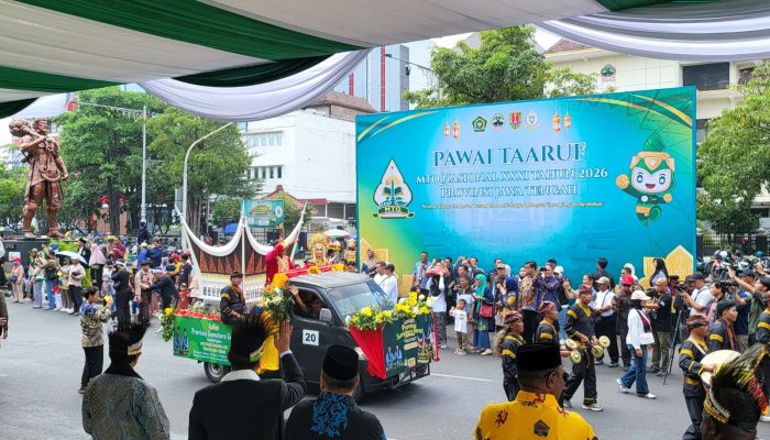 Kafilah Sumbar Arak Miniatur Masjid Raya pada Pawai Ta’aruf MTQ Nasional