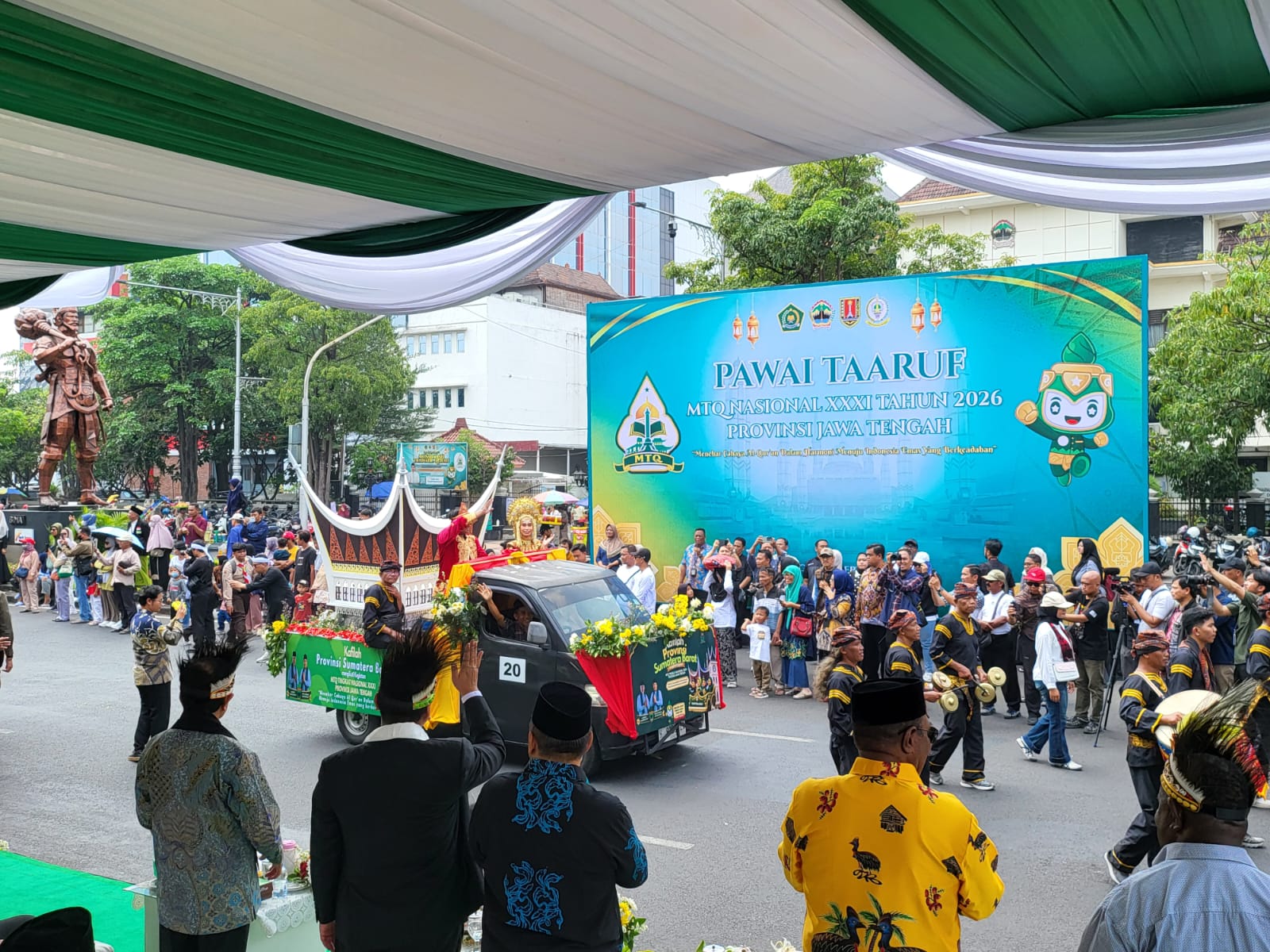 khafilah-sumbar-tampilkan-miniatur-masjid-raya-syekh-ahmad-khatib-al-minangkabawi-pada-pawai-ta’aruf-mtq-nasional-di-semarang