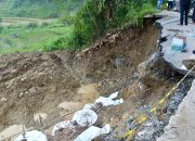 tiada-kata-lelah,-bupati-agam-tinjau-akses-jalan-provinsi-yang-putus-akibat-longsor
