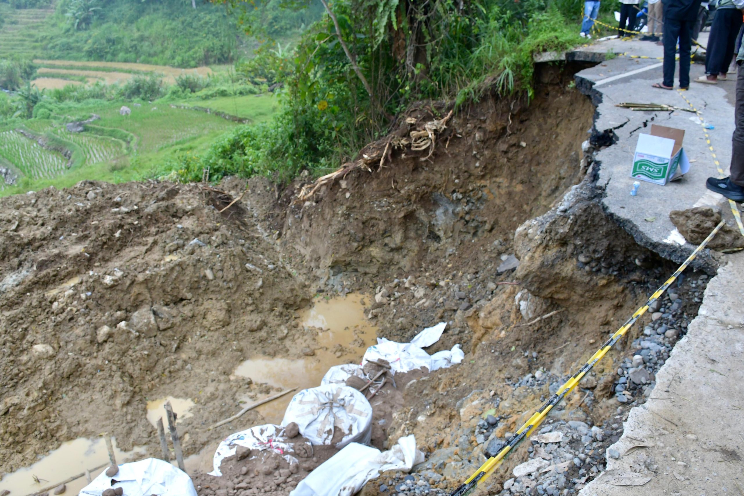 tiada-kata-lelah,-bupati-agam-tinjau-akses-jalan-provinsi-yang-putus-akibat-longsor