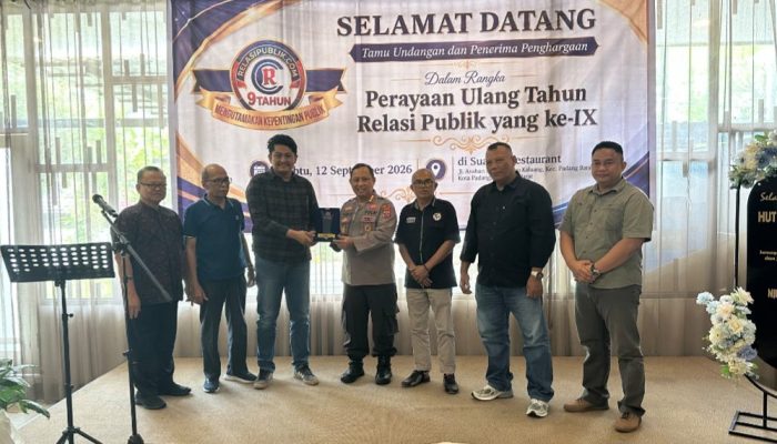 Rahmat Saleh Terima Penghargaan Pejuang Anggaran Petani dan Nelayan Sumbar