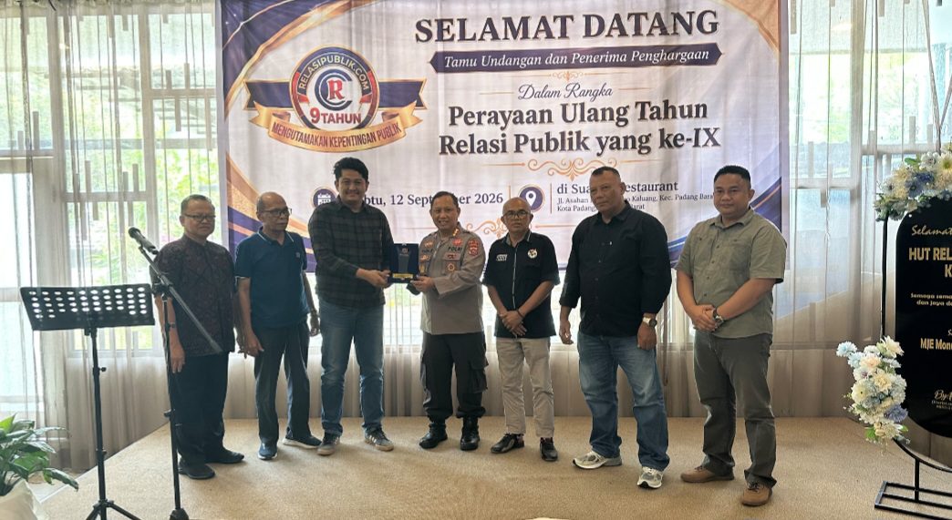 rahmat-saleh-terima-penghargaan-peduli-petani-dan-nelayan-sumbar