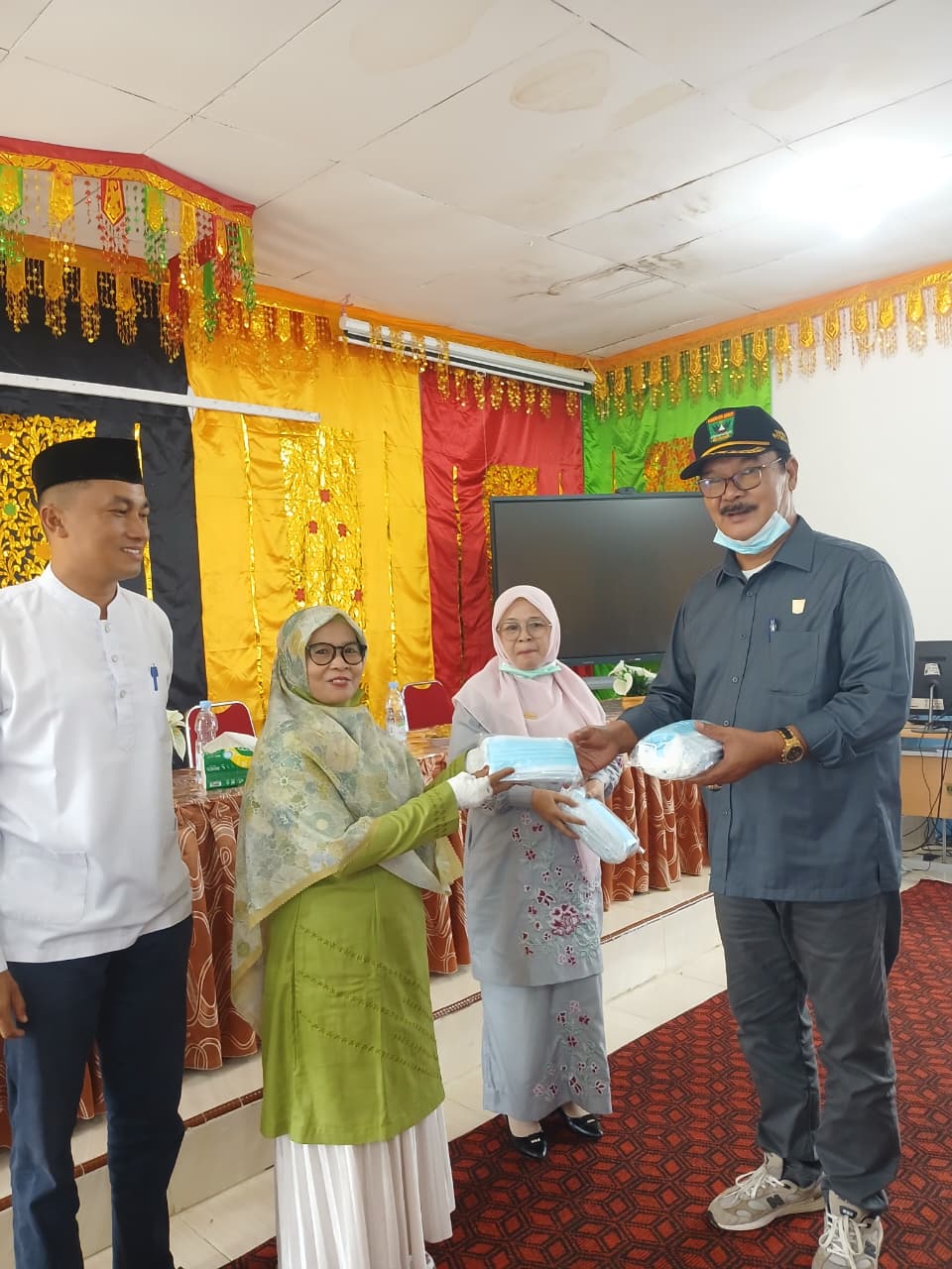 kabut-asap-ganggu-kualitas-udara,-h.-daswippetra-salurkan-20-ribu-masker-untuk-warga-dan-pelajar-solok