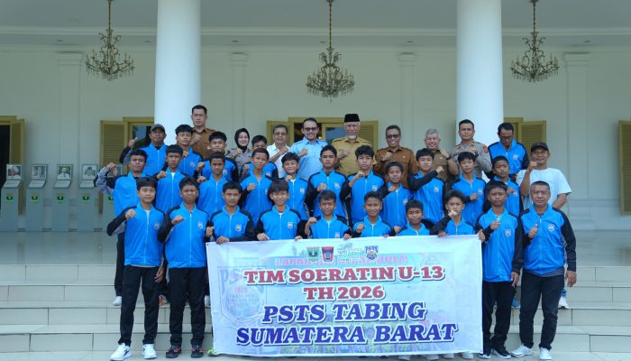 Gubernur Mahyeldi Lepas Tim PSTS Tabing Berlaga di Piala Soeratin Palembang