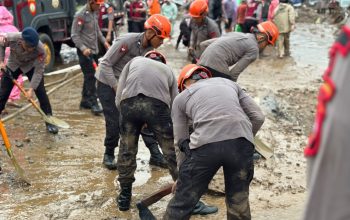 Satuan Brimob Polda Sumbar Kerahkan Tim SAR Evakuasi Korban Banjir Arosuka