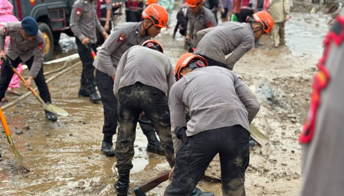 Satuan Brimob Polda Sumbar Kerahkan Tim SAR Evakuasi Korban Banjir Arosuka