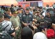menko-pmk-pratikno-tinjau-langsung-penanganan-darurat-banjir-bandang-solok