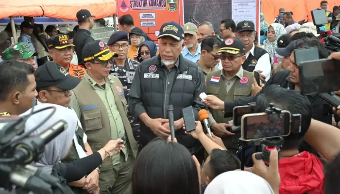 Menko PMK Tinjau Lokasi Banjir Solok dan Percepat Penanganan Darurat