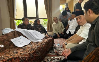 Bupati Agam Melayat dan Sampaikan Belasungkawa atas Wafatnya Bachtiar Chamsyah