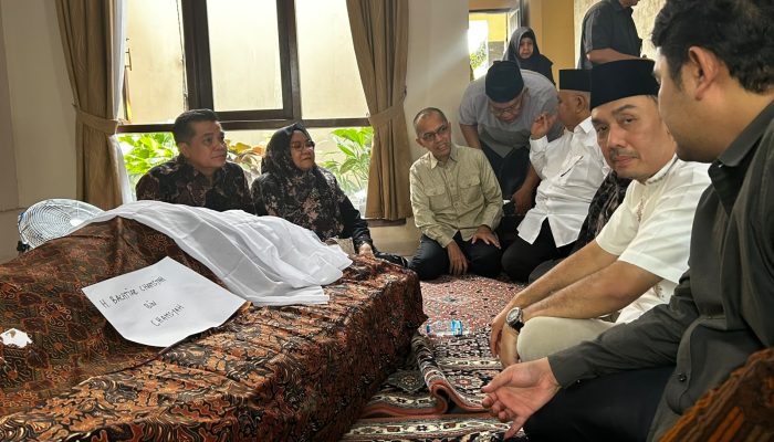 Bupati Agam Melayat dan Sampaikan Belasungkawa atas Wafatnya Bachtiar Chamsyah