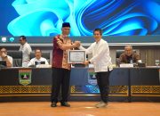 gubernur-mahyeldi-berikan-penghargaan-kepada-perangkat-daerah-peraih-predikat-a-dalam-evaluasi-sakip