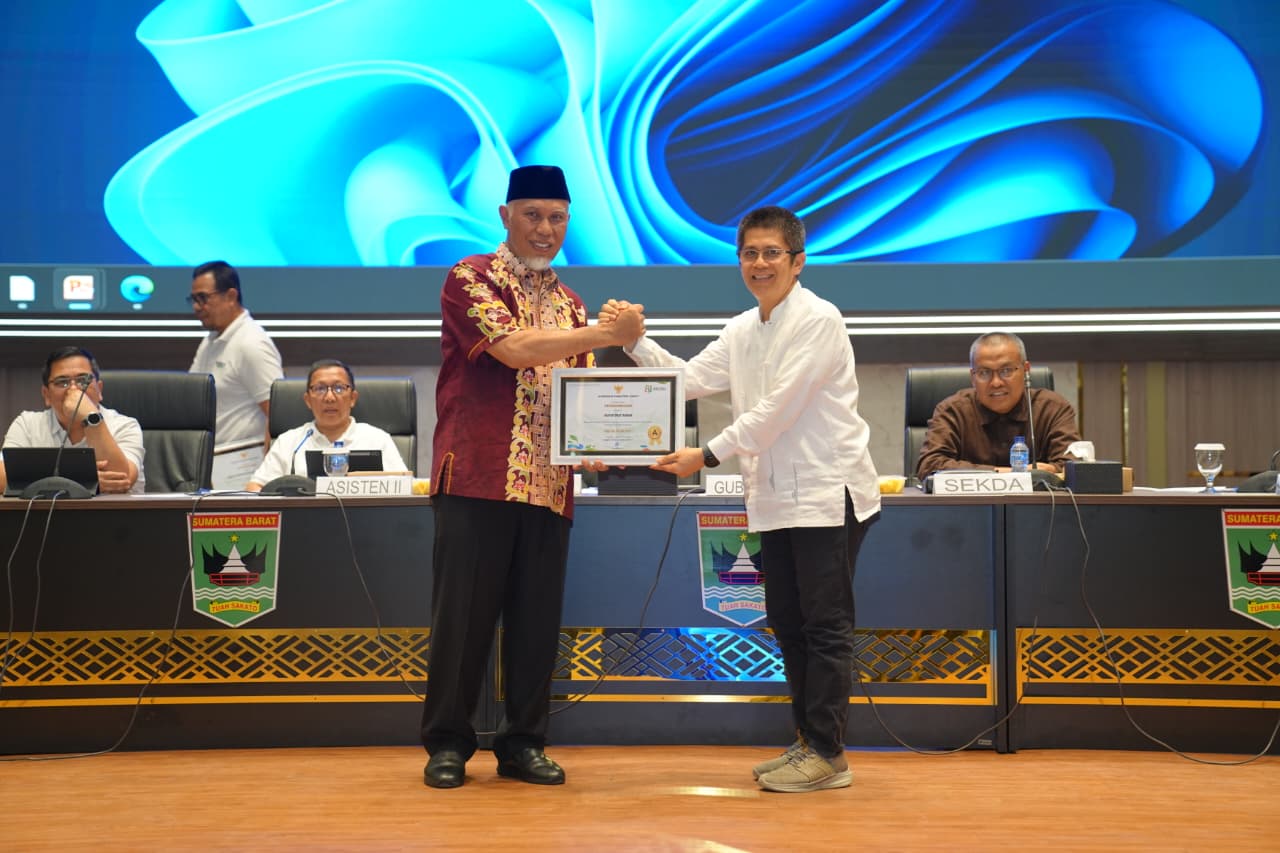 gubernur-mahyeldi-berikan-penghargaan-kepada-perangkat-daerah-peraih-predikat-a-dalam-evaluasi-sakip