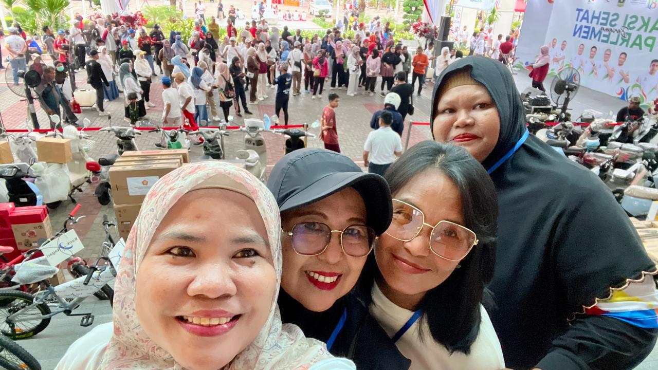 ribuan-warga-semarakkan-hut-ke-81-sumbar-lewat-jalan-sehat-bersama-parlemen