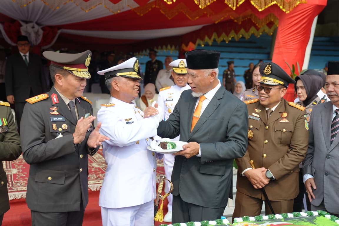 gubernur-mahyeldi-puji-kinerja-tni-yang-selalu-hadir-di-tengah-masyarakat-saat-dibutuhkan