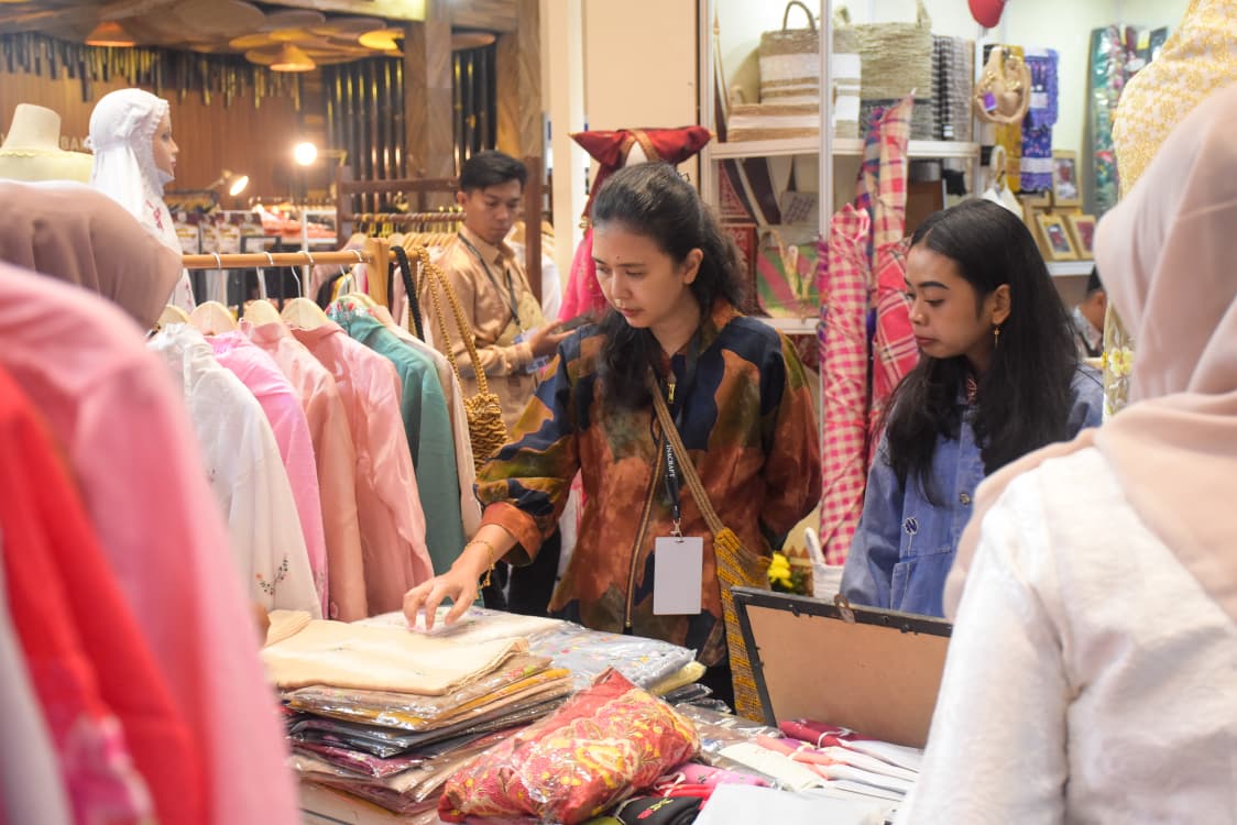 ratusan-stan-ramaikan-inacraft,-ny.-maya:-tunjukkan-keunikan-produk-agam